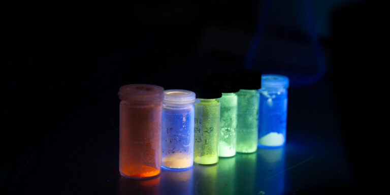 Weiß strahlende LEC: Lösung für Lichtproblem