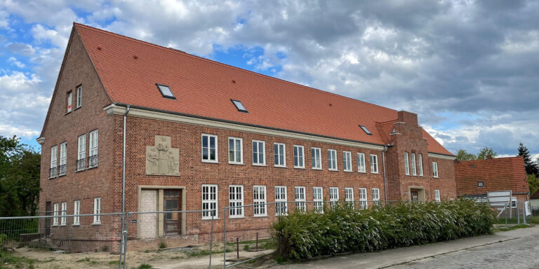 Innendämmung im Denkmal: Wie ein DDR-Ambulatorium KfW-100 erreicht