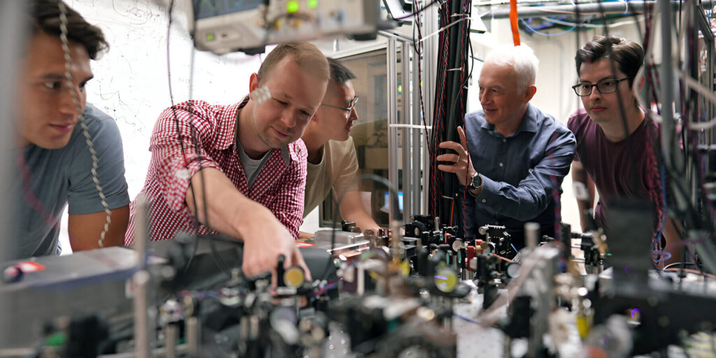 Vladan Vuletić mit Mitgliedern seiner Gruppe für experimentelle Atomphysik