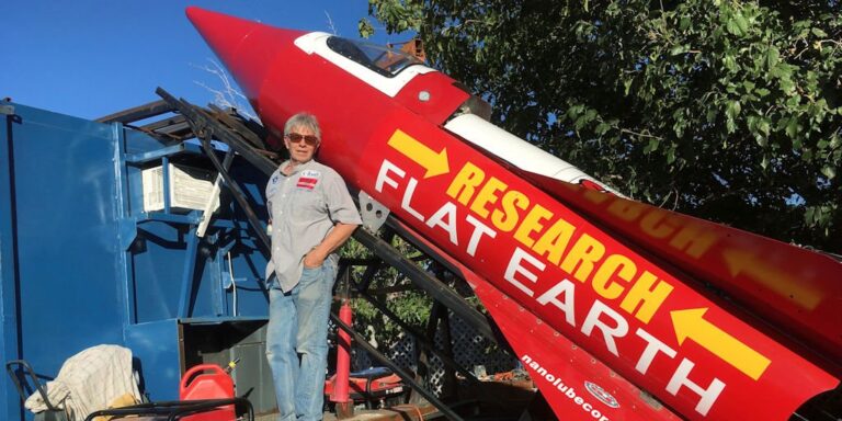 Mad Mike Hughes, die selbstgebastelte Rakete und die Erdscheibe