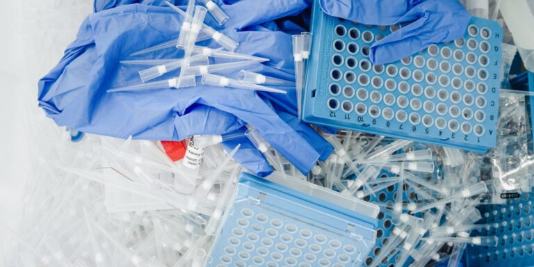Plastikflut im Krankenhaus: MACS macht Recycling trotz Keimen möglich