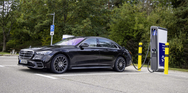 Solarlack soll Elektroautos Energie für 12.000 km pro Jahr liefern