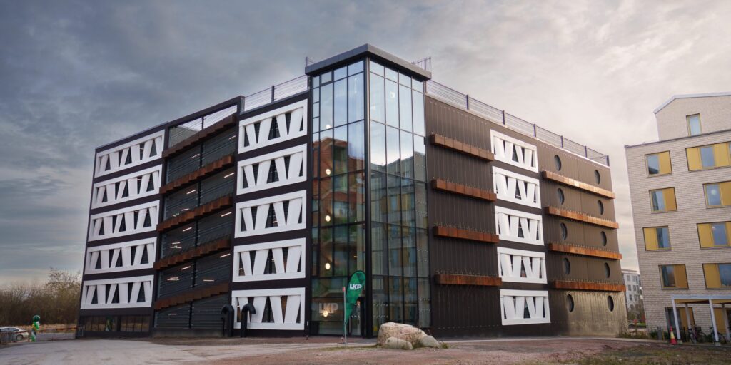 Niels-Bohr-Parkhaus in Lund mit Fassade aus Rotorblättern