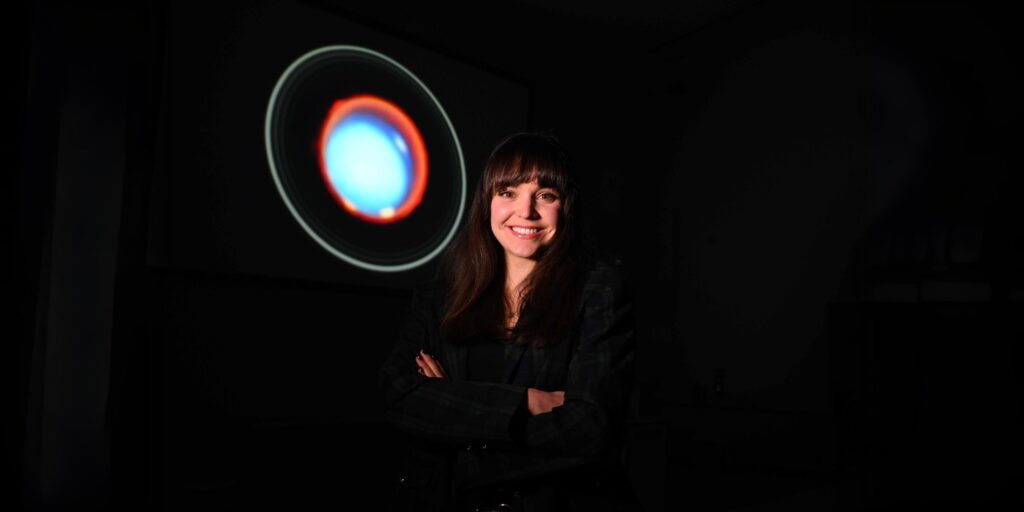 Paola Tiranti (Northumbria University) vor der ersten dreidimensionalen Karte der oberen Atmosphäre von Uranus