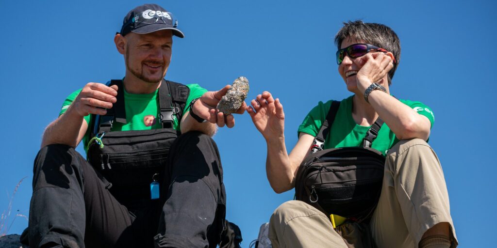 Der Astronaut Alexander Gerst und die Astronautin Samantha Cristoforetti beim Geologie-Training auf den norwegischen Lofoten.