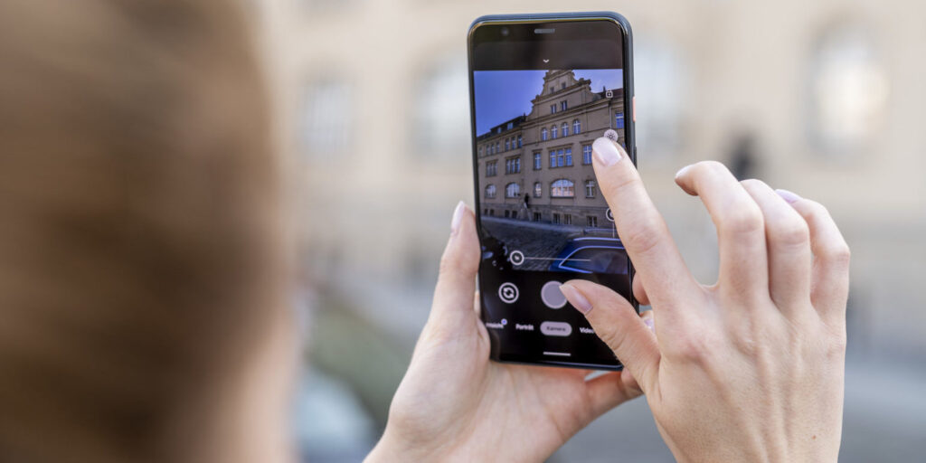 Google Smartphone Pixel 4 fotografiert ein altes Gebäude
