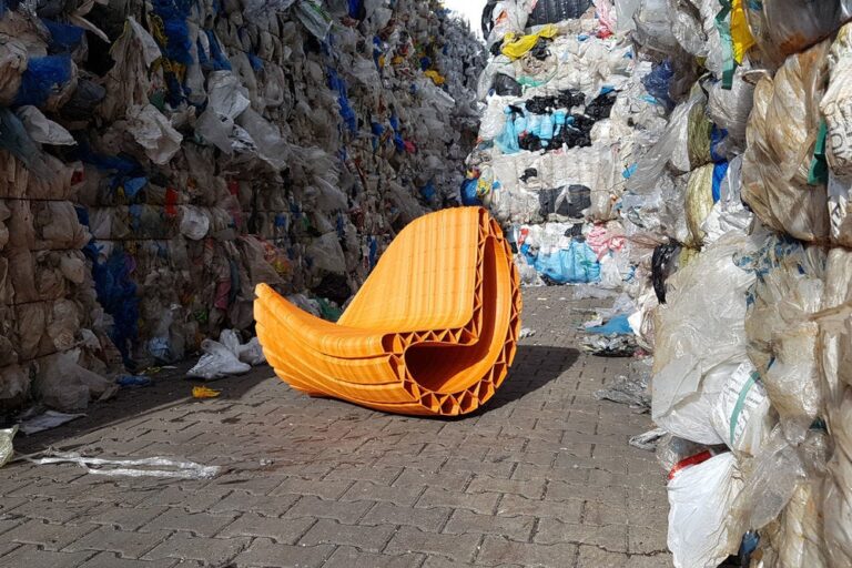 Diese Bank aus Plastikmüll soll Menschen zusammenbringen