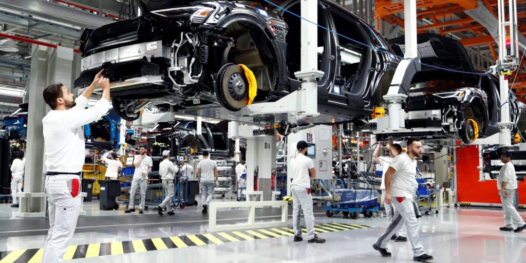 Trumps Zölle: Erste Autobauer knicken ein und verlagern Produktion in die USA