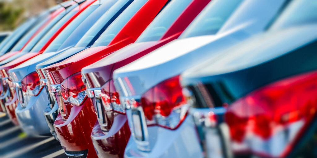 Eine Reihe Autos von der Heckseite gesehen.