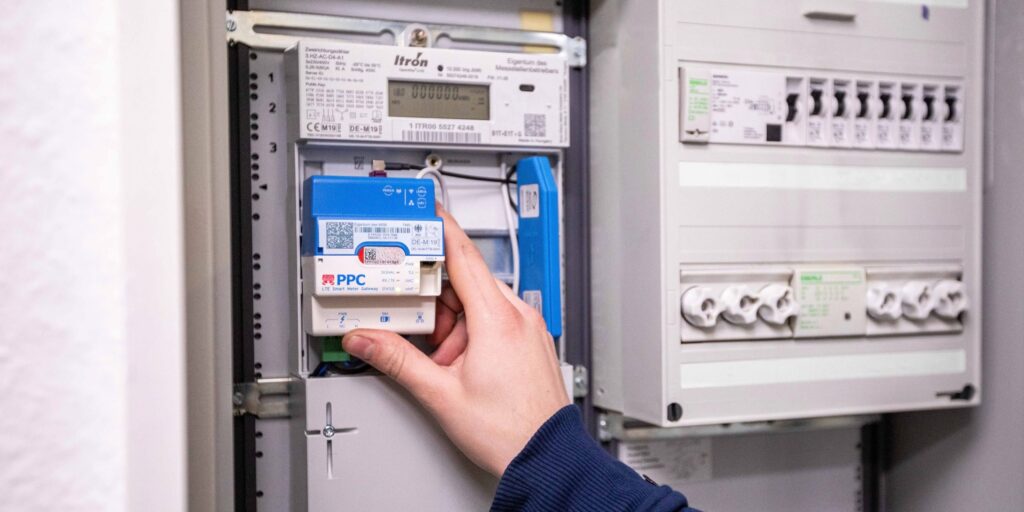 Ein Smart-Meter-Gateway wird in einen Zählerschrank eingesetzt