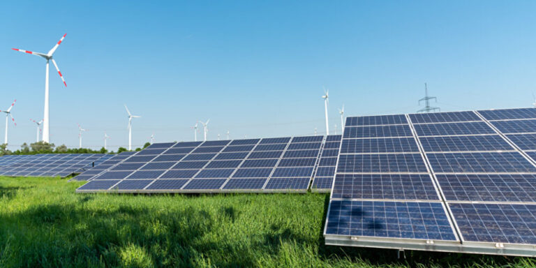 Fast die Hälfte des Stroms 2022 lieferten Sonne und Wind
