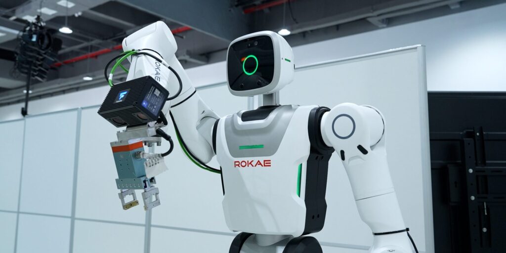 Humanoider Roboter von ROKAE mit angehobenem Arm und geöffnetem Greifer in Schaefflers Lighthouse Factory in Taicang.