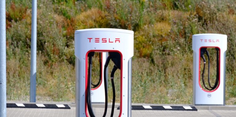 Ford baut Ladesäulen im Tesla-Design – mit einem entscheidenden Unterschied
