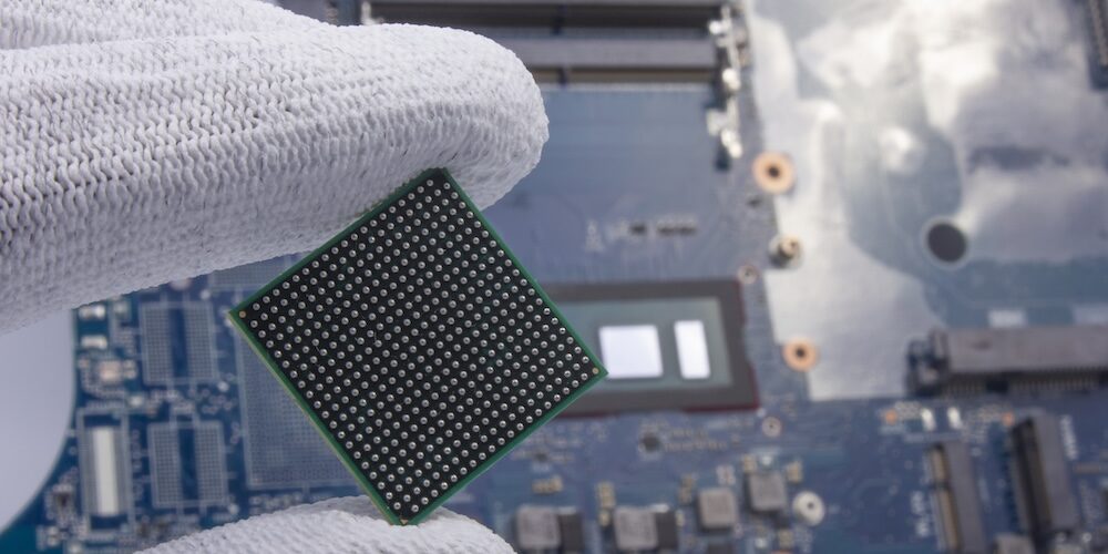 Chip zwischen Daumen und Zeigefinger festgehalten