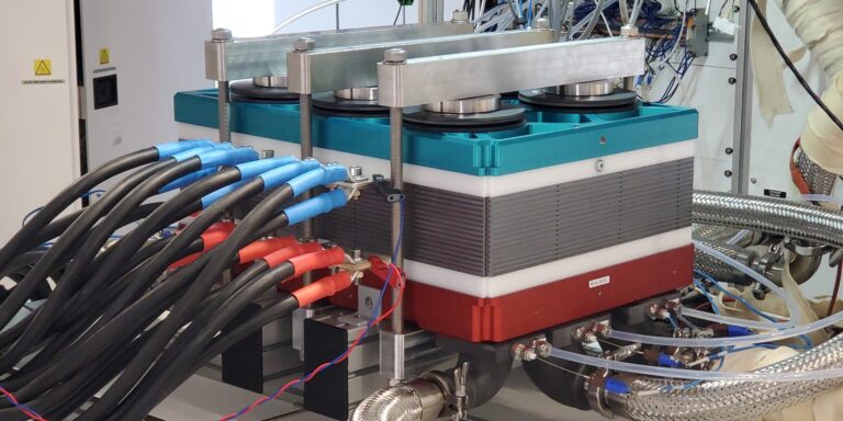 Wasserstoff-Antrieb aus Ulm: Dieser Brennstoffzellen-Stack für Schiffe ist der größte der Welt