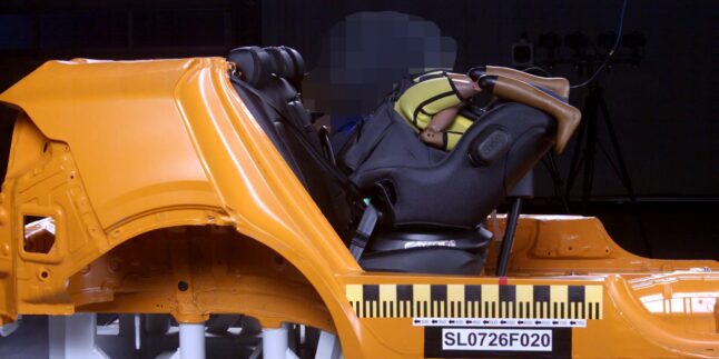 ADAC-Crashtest des Kindersitzes Axkid Minikid Core mit Dummy während eines Frontalaufpralls.