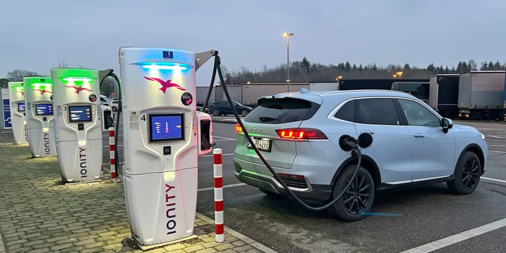 E-Auto an Autobahnen laden kann sehr teuer sein