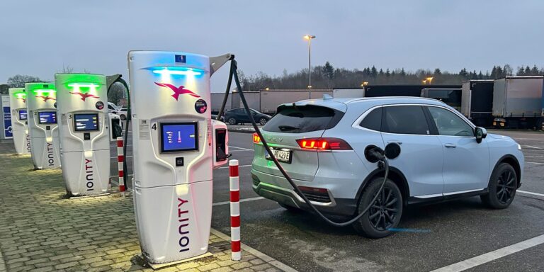 E-Auto an Autobahnen laden kann sehr teuer sein