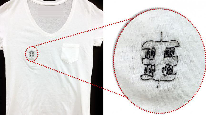 T-Shirt mit eingesticktem Ladungsspeicher