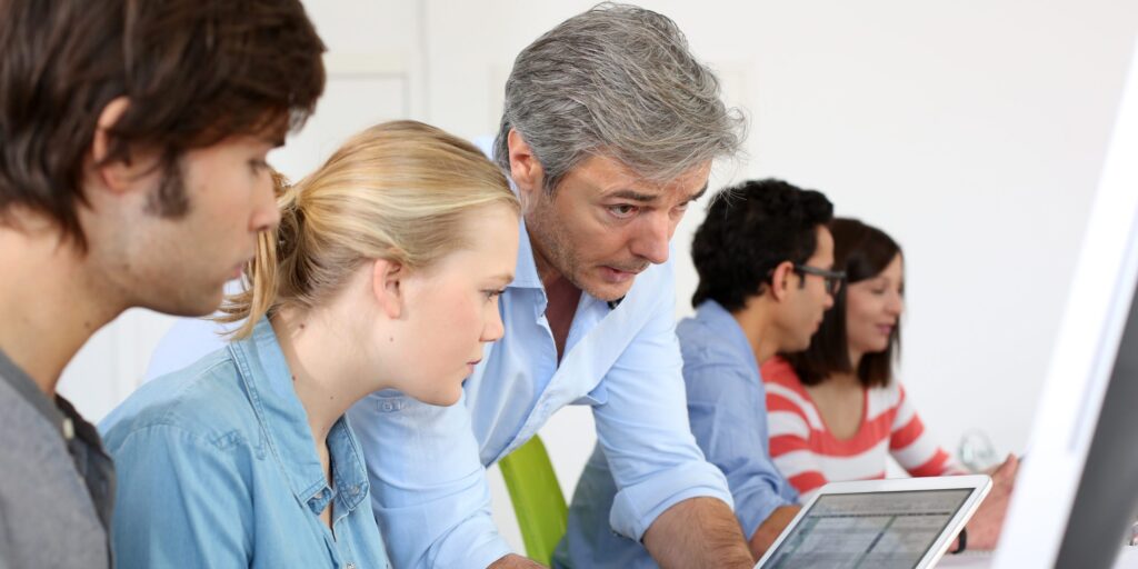 Die neue IW-Studie zeigt: Deutschland investiert vergleichsweise wenig in Bildung. Dabei sind moderne Lernbedingungen entscheidend, um die Fachkräfte von morgen auszubilden.