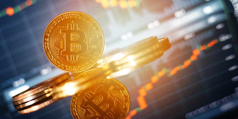 Bitcoin: +10.000 Dollar – jeden Tag! Top-Analyst in Prognose: Das erwartet Anleger jetzt im Oktober und dem letzten Quartal 2025 bei BTC, ETH und Co.