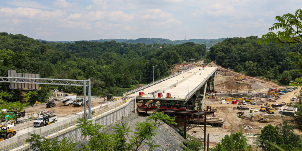 Die neue Commercial Street Bridge steht noch auf temporären Unterstützungen neben ihrer endgültigen Trasse