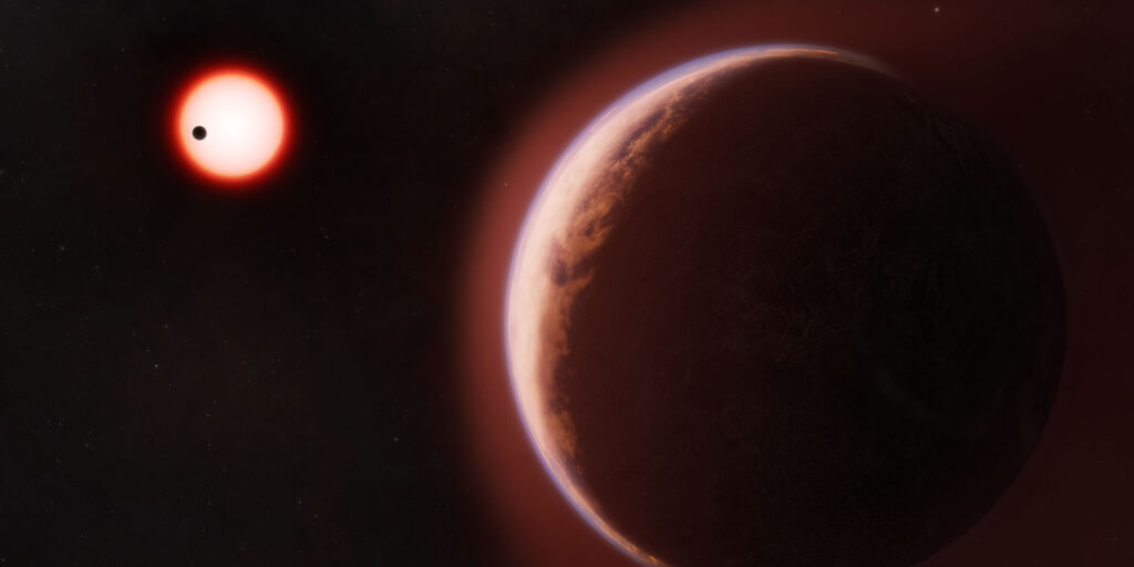 In dieser künstlerischen Darstellung ist der Exoplanet LHS 1140 b im Vordergrund zu sehen, umgeben von einer heliumreichen Atmosphäre