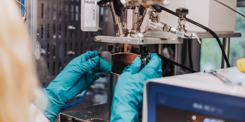 Das neue Katalysatorsystem nutzt CO₂ und grünen Wasserstoff, um fossile Rohstoffe in der Chemie zu ersetzen.