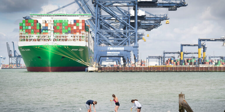 Wie Containerschiffe ihre Ladung schützen können