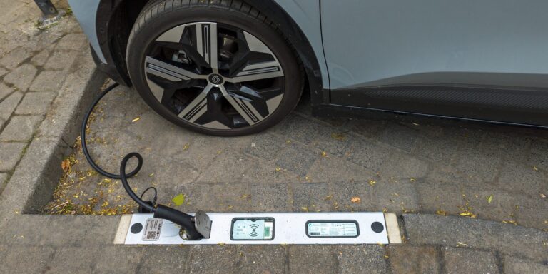 Der Stecker im Gehweg: Alltagscheck für den Ladebordstein