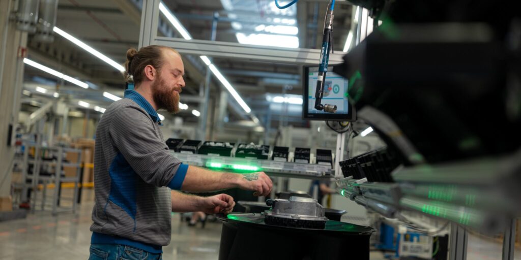 Mitarbeiter bei der Produktion von Ventilatoren