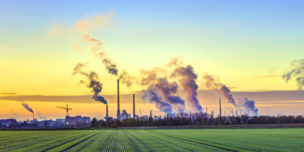 Industrietürme mit Rauch am Horizont