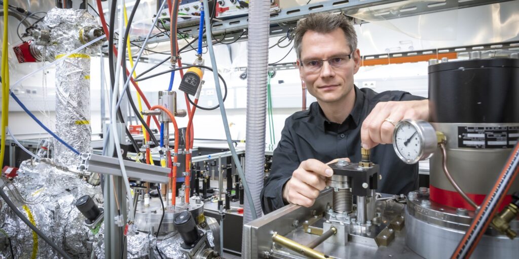 Markus Koch im Femtosekunden-Laser-Labor am Institut für Experimentalphysik der TU Graz