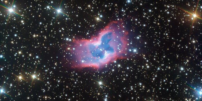 Wunderschöner Weltraum-Schmetterling flattert vor Teleskop