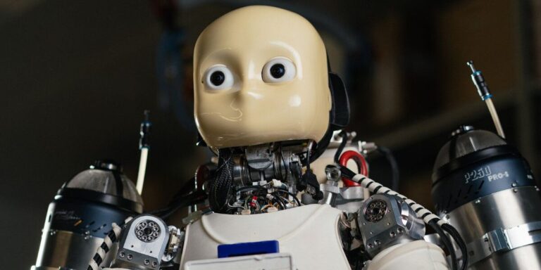 Humanoider Roboter hebt ab – mit Düsenkraft und KI