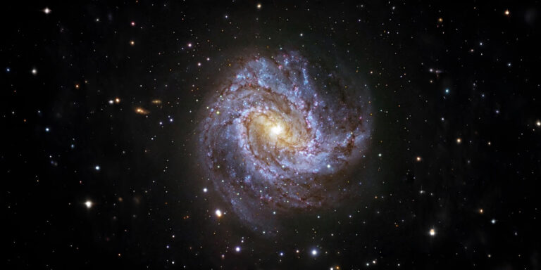Wie Galaxien wachsen: M83 saugt Gaswolken aus dem All auf