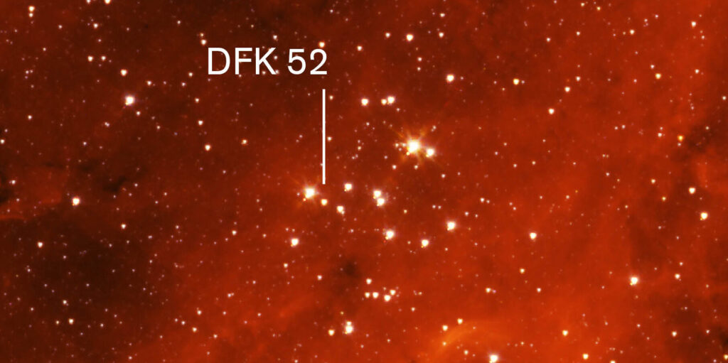 Der rote Überriese DFK 52 ist ein Mitglied des Sternhaufens Stephenson 2. In diesem Bild sind die hellsten Sterne allesamt Überriesen und gehören zum Sternhaufen