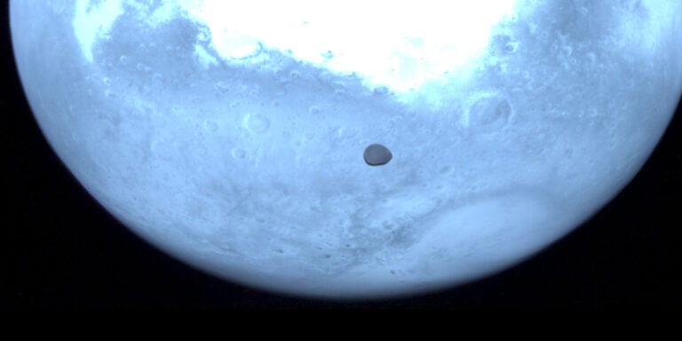 Hera mit spektakulären Bildern vom Vorbeiflug am Mars