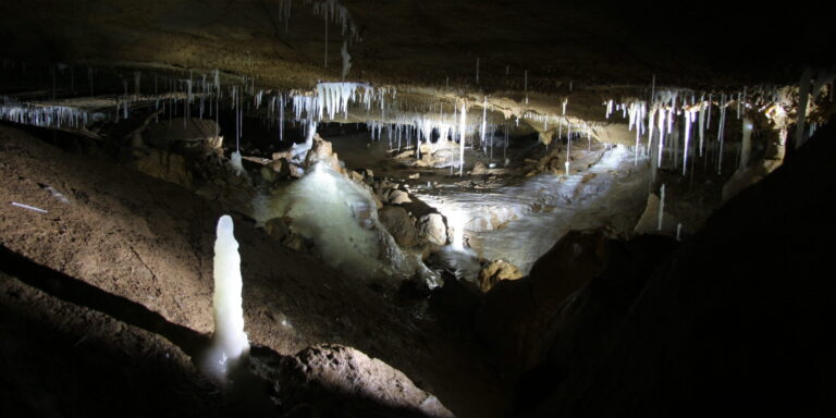 Hessener Höhle enthüllt Spuren des Laacher-See-Vulkan-Ausbruchs