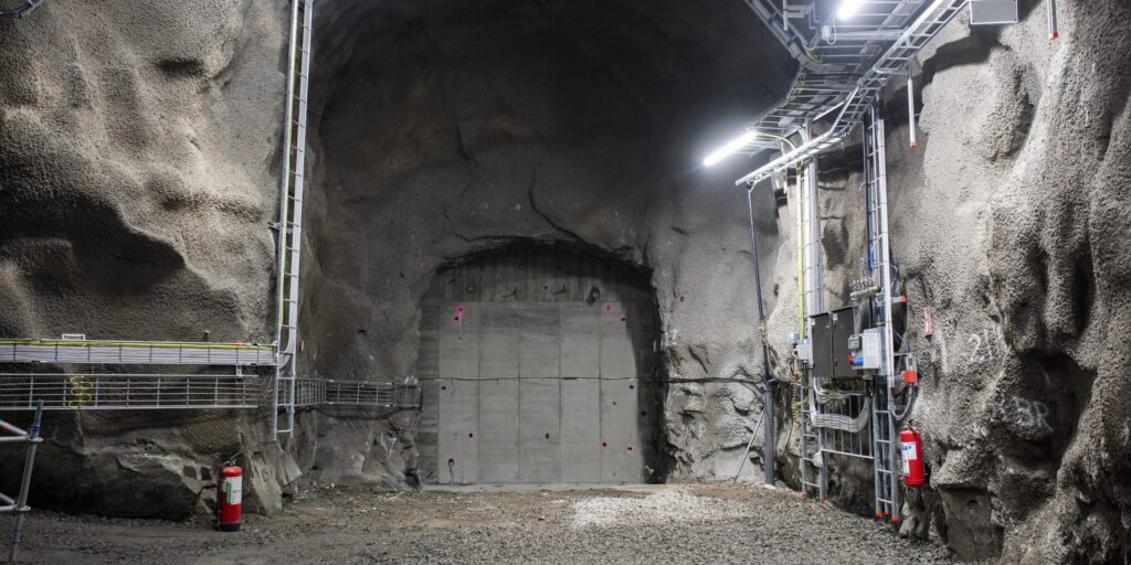 Unterirdisches Felstor, zugemauert mit großen Betonblöcken
