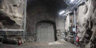 Unterirdisches Felstor, zugemauert mit großen Betonblöcken