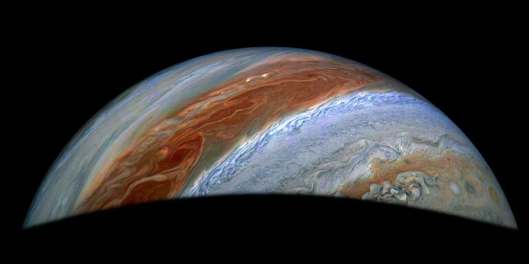 Jetstreams, Zyklone, Lava: So blickt Juno unter Jupiters Haut