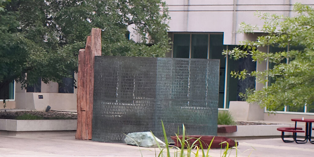 Kryptos-Skulptur auf dem Gelände der CIA in Langley