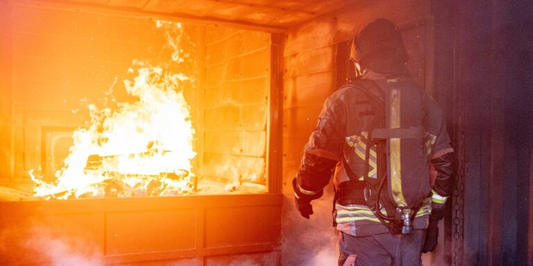 Intelligente Feuerwehrjacke: Wie Sensoren und Kühlung das Leben von Rettern schützen