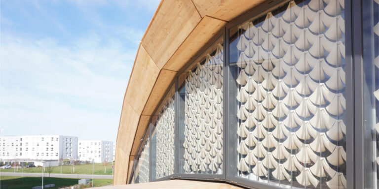 Diese Fassade steuert die Verschattung wie ein Kiefernzapfen