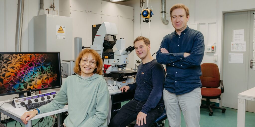 Dr. Hajnalka Nádasi, Alexander Jarosik und Prof. Alexey Eremin (von links nach rechts) von der Abteilung Nichtlineare Phänomene der Uni Magdeburg im Labor