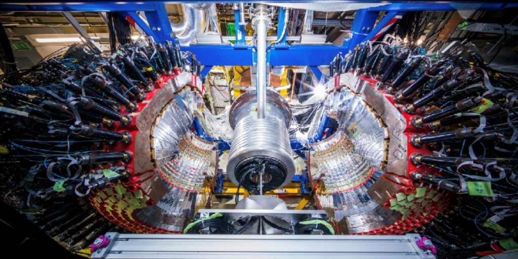 Eine deutsch-japanisches Forschungsteam hat in einem Experiment am GSI Helmholtzzentrum für Schwerionenforschung in Darmstadt Hinweise auf die Existenz eines exotischen Atomkernzustands gefunden. Das Bild zeigt den Versuchsaufbau in geöffnetem Zustand