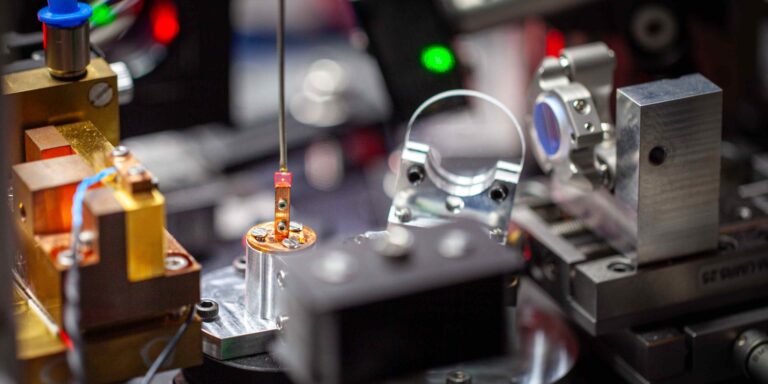 Ein Diamant, ein Laser und ein erstaunlicher Effekt: Freiburger Forscher lösen altes Sensorproblem