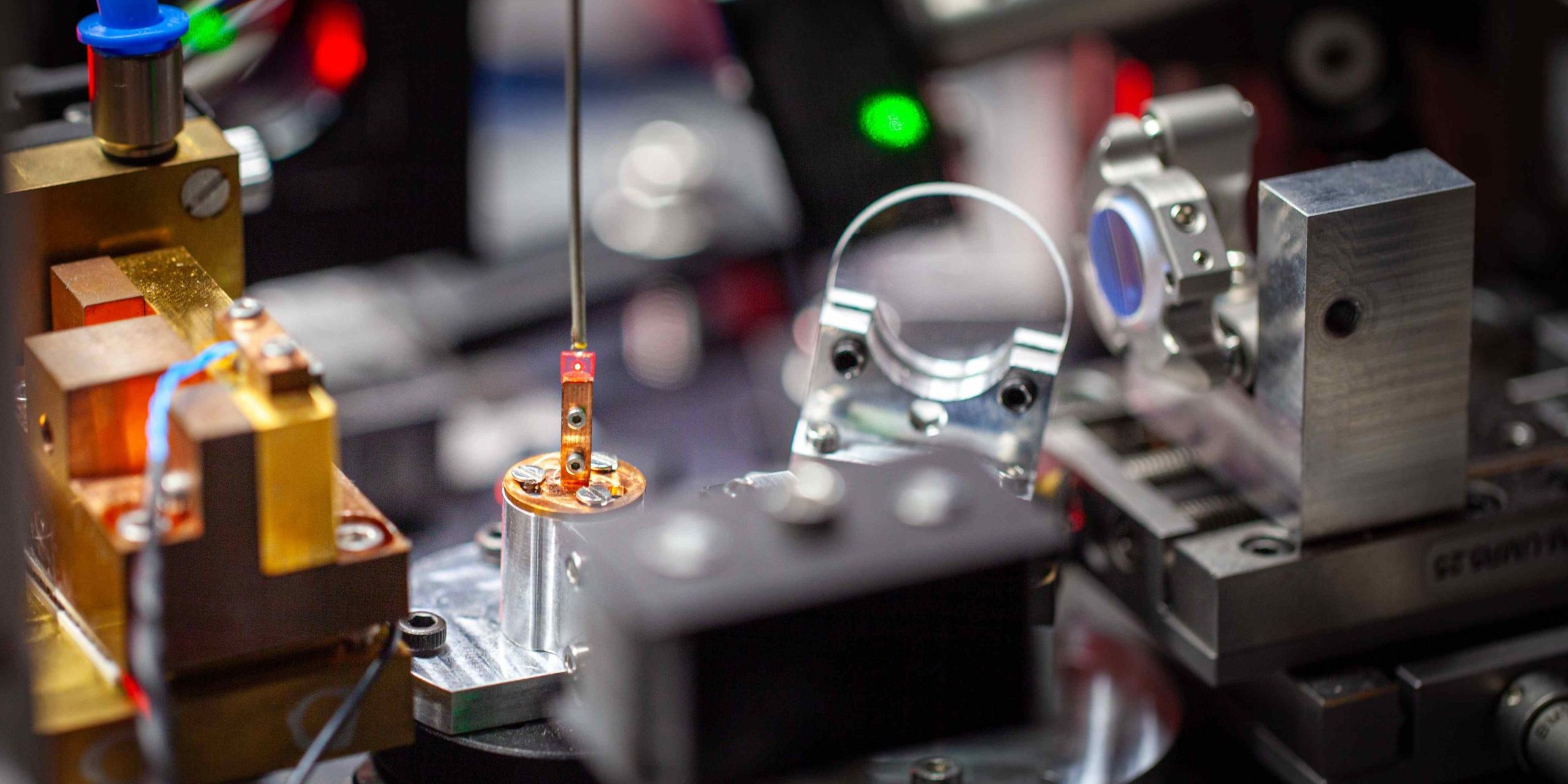 Ein Diamant, ein Laser und ein erstaunlicher Effekt: Freiburger Forscher lösen altes Sensorproblem