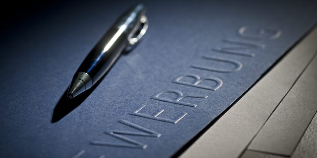 Arbeitszeugnis, Bewerbungsmappe mit einem Stift